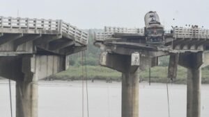 തകർന്ന പാലത്തിൽ നിന്ന് വാഹനങ്ങൾ നദിയിൽ പതിച്ചു;9 മരണം