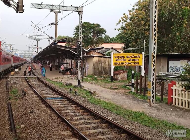 നിർമ്മാണത്തിനിടെ കമ്പി താഴേക്ക് വീണ് റെയിൽവേ യാത്രക്കാർക്ക് പരിക്ക്