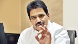 കൈക്കുഞ്ഞടക്കം താമസിക്കുന്ന വീടിന് മുന്നിൽ കൊടികുത്തി CPM