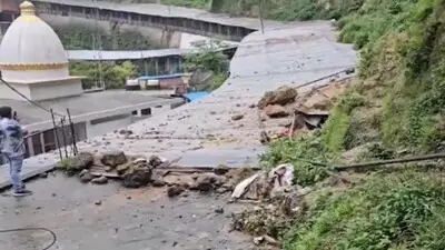 കാശ്മീരിൽ കനത്ത മഴയും മണ്ണിടിച്ചിലും, 31 മരണം