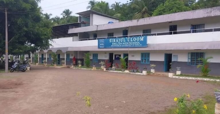 ഓണാഘോഷത്തിൽ മുസ്ലിം കുട്ടികൾ പങ്കെടുക്കരുതെന്ന് അധ്യാപികയുടെ സന്ദേശം: കേസ്, സസ്പെൻഷൻ