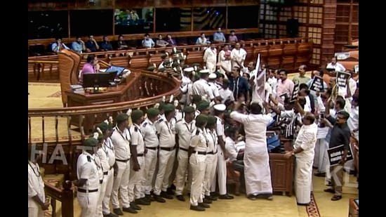 ബോഡി ഷേമിങ്: മുഖ്യമന്ത്രിക്കെതിരെ പ്രതിഷേധം വ്യാപകം