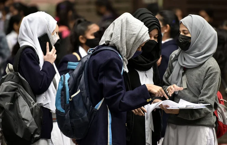 ഹിജാബ് വിവാദം: രണ്ട് കുട്ടികളെ കൂടി സ്കൂളിൽ നിന്ന് മാറ്റും